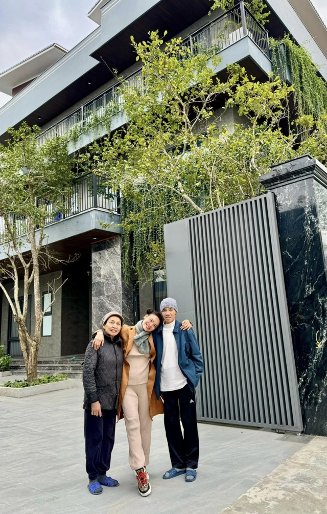 Nữ NSND tài năng tuổi 42: Sống ở trang trại 8000m2, góp tiền xây biệt thự cho cha mẹ ở Nghệ An- Ảnh 2. Nữ NSND tài năng tuổi 42: Sống ở trang trại 8000m2, góp tiền xây biệt thự cho cha mẹ ở Nghệ An- Ảnh 2.