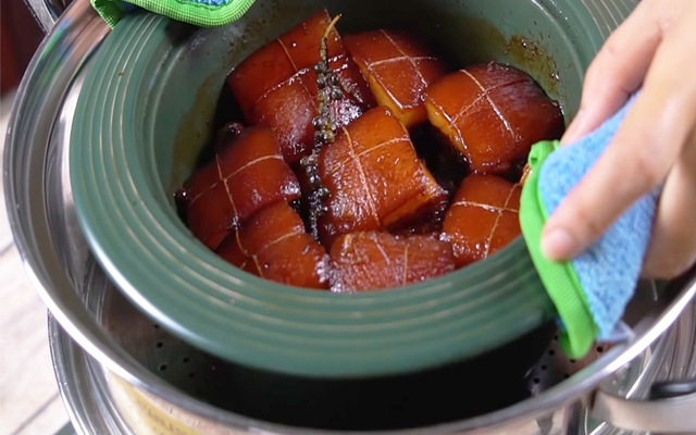 Nhiều người kho thịt thường buộc một sợi chỉ bên ngoài miếng thịt, mục đích thật sự là gì?- Ảnh 2. Nhiều người kho thịt thường buộc một sợi chỉ bên ngoài miếng thịt, mục đích thật sự là gì?- Ảnh 2.