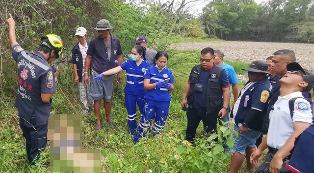 Trèo lên tháp điện thoại di động, 2 tiếng sau người đàn ông nhảy xuống khiến đám đông kinh hãi- Ảnh 3. Trèo lên tháp điện thoại di động, 2 tiếng sau người đàn ông nhảy xuống khiến đám đông kinh hãi- Ảnh 3.