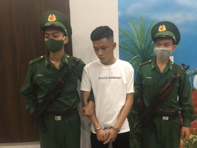 Trinh sát đột kích, phát hiện bí mật khủng khiếp của nam thanh niên thường lục thùng rác lúc nửa đêm- Ảnh 1. Trinh sát đột kích, phát hiện bí mật khủng khiếp của nam thanh niên thường lục thùng rác lúc nửa đêm- Ảnh 1.