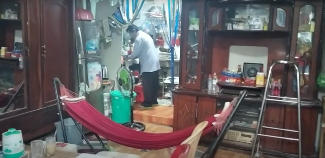 Nghệ sĩ Phương Bình 82 tuổi vẫn chạy xe 20km tới 12 giờ đêm mỗi ngày, bữa ăn khiến ai cũng xót xa- Ảnh 1. Nghệ sĩ Phương Bình 82 tuổi vẫn chạy xe 20km tới 12 giờ đêm mỗi ngày, bữa ăn khiến ai cũng xót xa- Ảnh 1.