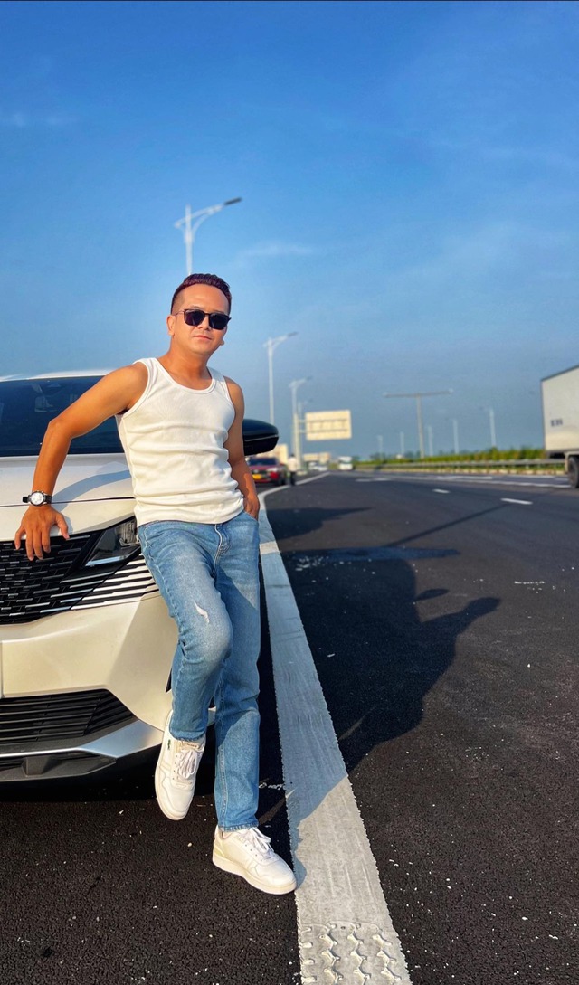 Đổi đời nhờ bất động sản, có bạn gái mới bí ẩn, cuộc sống của Đổi đời nhờ bất động sản, có bạn gái mới bí ẩn, cuộc sống của