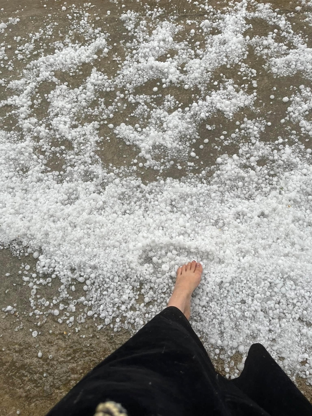 Trận mưa đá dữ dội vừa trút xuống Mộc Châu, lớp đá trắng xóa, phủ dày như tuyết- Ảnh 7. Trận mưa đá dữ dội vừa trút xuống Mộc Châu, lớp đá trắng xóa, phủ dày như tuyết- Ảnh 7.