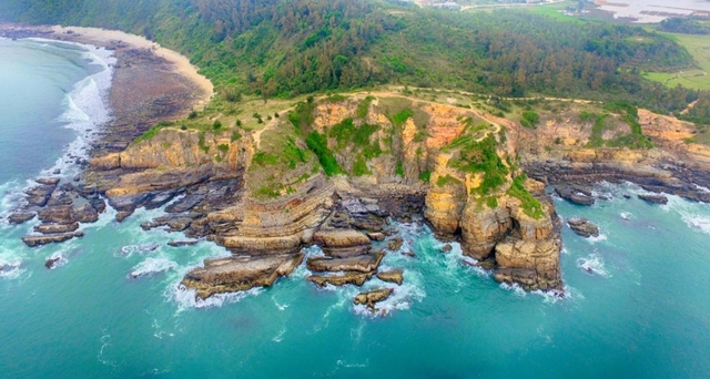 Phát hiện bãi đá hoang sơ ngay vùng biển miền Bắc, là nơi đón bình minh cực đẹp, cách Hà Nội hơn 200km- Ảnh 4. Phát hiện bãi đá hoang sơ ngay vùng biển miền Bắc, là nơi đón bình minh cực đẹp, cách Hà Nội hơn 200km- Ảnh 4.