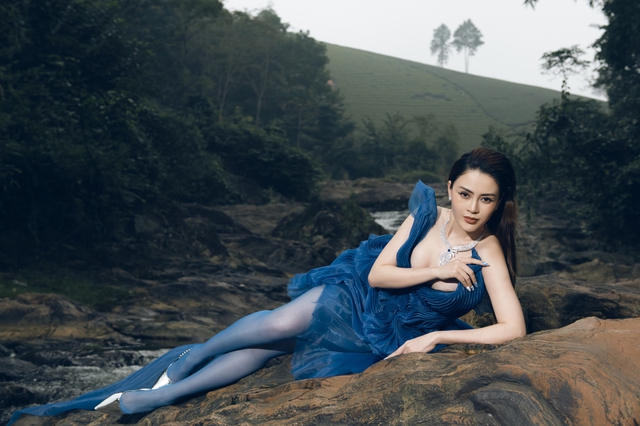 Hoa hậu Lý Kim Thảo dầm mưa để quay clip quảng bá du lịch tỉnh Phú Thọ- Ảnh 9. Hoa hậu Lý Kim Thảo dầm mưa để quay clip quảng bá du lịch tỉnh Phú Thọ- Ảnh 9.