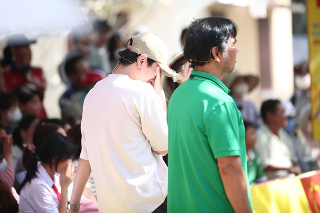 Kiều Minh Tuấn bật khóc nức nở: Kiều Minh Tuấn bật khóc nức nở: