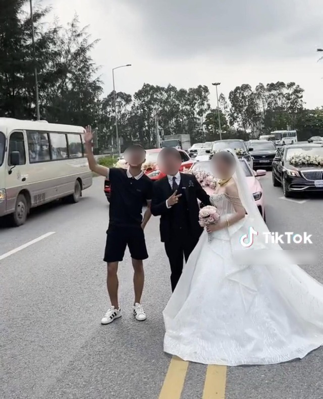 Xôn xao dàn xe sang rước dâu dừng giữa đường, dàn hàng quay phim chụp ảnh ở Hải Dương- Ảnh 3. Xôn xao dàn xe sang rước dâu dừng giữa đường, dàn hàng quay phim chụp ảnh ở Hải Dương- Ảnh 3.