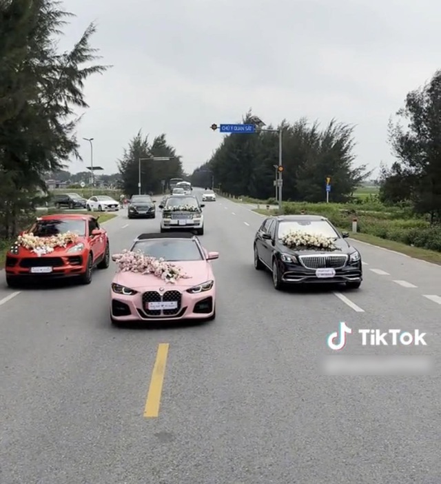 Xôn xao dàn xe sang rước dâu dừng giữa đường, dàn hàng quay phim chụp ảnh ở Hải Dương- Ảnh 2. Xôn xao dàn xe sang rước dâu dừng giữa đường, dàn hàng quay phim chụp ảnh ở Hải Dương- Ảnh 2.