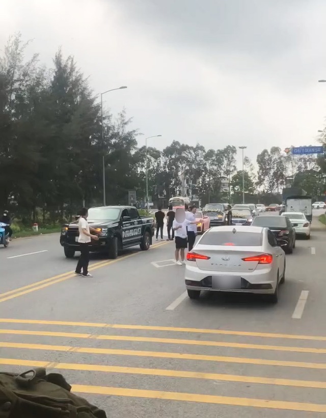 Xôn xao dàn xe sang rước dâu dừng giữa đường, dàn hàng quay phim chụp ảnh ở Hải Dương- Ảnh 1. Xôn xao dàn xe sang rước dâu dừng giữa đường, dàn hàng quay phim chụp ảnh ở Hải Dương- Ảnh 1.