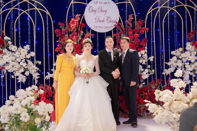 Con rể hơn mẹ vợ một tuổi ở Lào Cai: Cô dâu tiết lộ mức lương của chồng, lệch tuổi nhưng rất hợp nhau- Ảnh 1. Con rể hơn mẹ vợ một tuổi ở Lào Cai: Cô dâu tiết lộ mức lương của chồng, lệch tuổi nhưng rất hợp nhau- Ảnh 1.