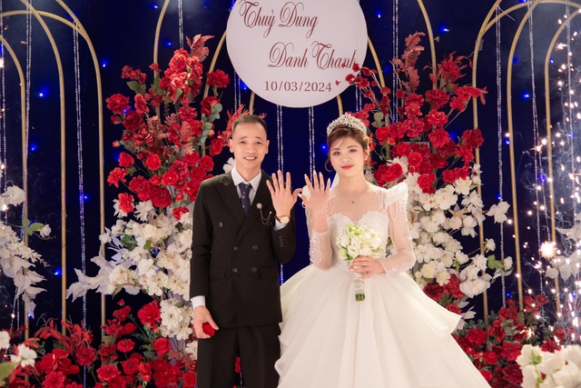 Con rể hơn mẹ vợ một tuổi ở Lào Cai: Cô dâu tiết lộ mức lương của chồng, lệch tuổi nhưng rất hợp nhau- Ảnh 2. Con rể hơn mẹ vợ một tuổi ở Lào Cai: Cô dâu tiết lộ mức lương của chồng, lệch tuổi nhưng rất hợp nhau- Ảnh 2.