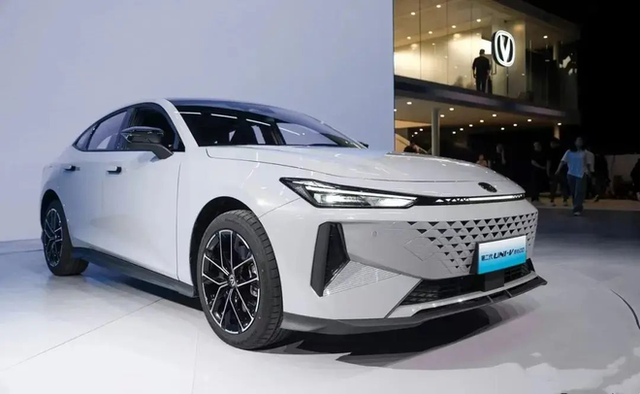 Mẫu xe khung thép cường độ cao mới ra giá 400 triệu, xăng 0.9L/100km, chạy 1.100 cây số không cần sạc- Ảnh 1. Mẫu xe khung thép cường độ cao mới ra giá 400 triệu, xăng 0.9L/100km, chạy 1.100 cây số không cần sạc- Ảnh 1.