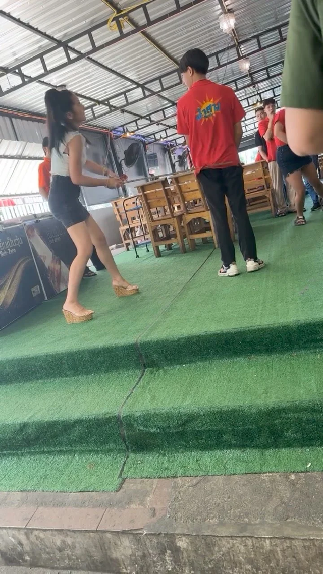 Khách hàng sốc khi thấy chủ nhà hàng đánh nhân viên nhưng bất ngờ nhất là phản ứng của các nạn nhân- Ảnh 1. Khách hàng sốc khi thấy chủ nhà hàng đánh nhân viên nhưng bất ngờ nhất là phản ứng của các nạn nhân- Ảnh 1.