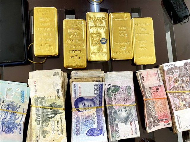 Bất ngờ về chiếc xe có khoang bí mật chở 6 tấn vàng lậu từ nước ngoài vào Việt Nam mà Bất ngờ về chiếc xe có khoang bí mật chở 6 tấn vàng lậu từ nước ngoài vào Việt Nam mà