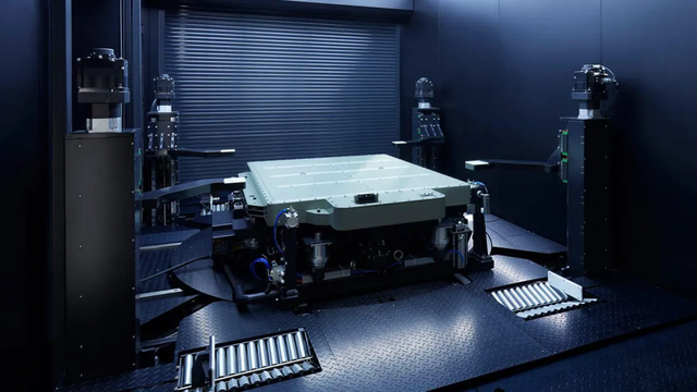 Đối tác VinFast làm điều chưa từng có: Đi được 37 vòng Trái Đất, sạc 1000 lần chai pin 0%- Ảnh 2. Đối tác VinFast làm điều chưa từng có: Đi được 37 vòng Trái Đất, sạc 1000 lần chai pin 0%- Ảnh 2.