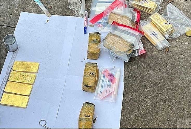 Vụ buôn lậu 6 tấn vàng: Bị can xách vàng qua cửa VIP, nhân viên thấy Vụ buôn lậu 6 tấn vàng: Bị can xách vàng qua cửa VIP, nhân viên thấy