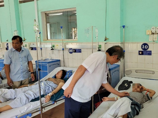 Nạn nhân vụ 2 xe khách tông nhau khiến 18 người thương vong: 'Ai cũng kêu la hoảng loạn'- Ảnh 1. Nạn nhân vụ 2 xe khách tông nhau khiến 18 người thương vong: 'Ai cũng kêu la hoảng loạn'- Ảnh 1.