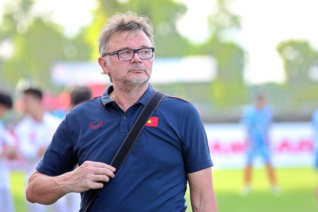 Bay trở lại Pháp, HLV Troussier nói lời chia tay: Bay trở lại Pháp, HLV Troussier nói lời chia tay: