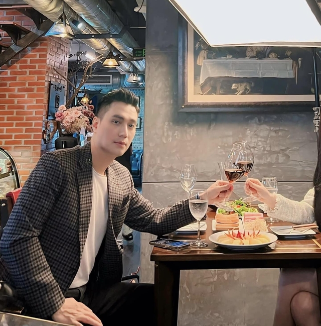 Nam NSƯT hôn nhiều nhất phim VTV: 2 lần hôn nhân tan vỡ, đang hẹn hò với một Nam NSƯT hôn nhiều nhất phim VTV: 2 lần hôn nhân tan vỡ, đang hẹn hò với một