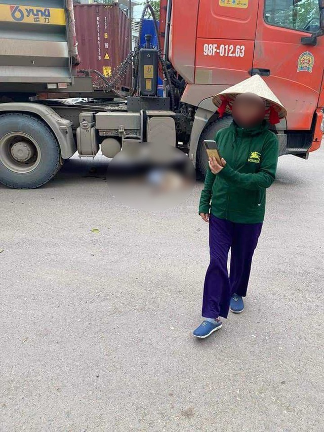Clip 38 giây lạnh người vụ cụ ông 85 tuổi ở Bắc Giang tử vong dưới bánh xe container- Ảnh 1. Clip 38 giây lạnh người vụ cụ ông 85 tuổi ở Bắc Giang tử vong dưới bánh xe container- Ảnh 1.