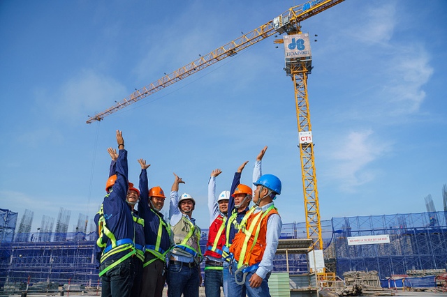 Nhà thầu xây dựng hàng đầu VN sa thải hơn 1 nửa nhân sự, 15 năm Nhà thầu xây dựng hàng đầu VN sa thải hơn 1 nửa nhân sự, 15 năm