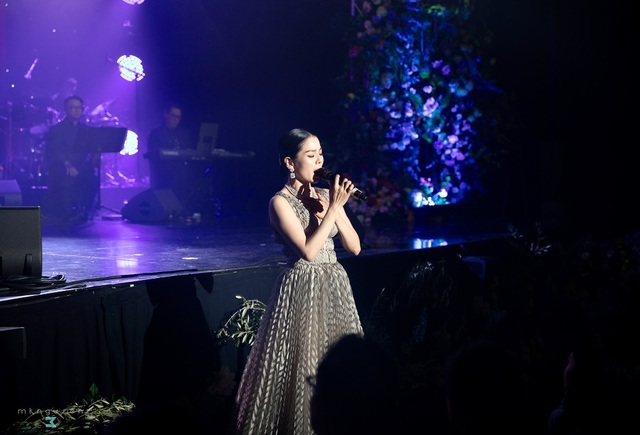 Lệ Quyên xuống sân khấu giao lưu với khán giả, khoe giọng hát live khi lưu diễn ở Mỹ- Ảnh 4. Lệ Quyên xuống sân khấu giao lưu với khán giả, khoe giọng hát live khi lưu diễn ở Mỹ- Ảnh 4.