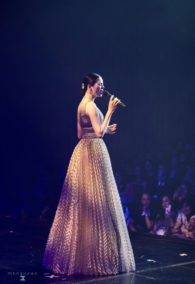 Lệ Quyên xuống sân khấu giao lưu với khán giả, khoe giọng hát live khi lưu diễn ở Mỹ- Ảnh 3. Lệ Quyên xuống sân khấu giao lưu với khán giả, khoe giọng hát live khi lưu diễn ở Mỹ- Ảnh 3.