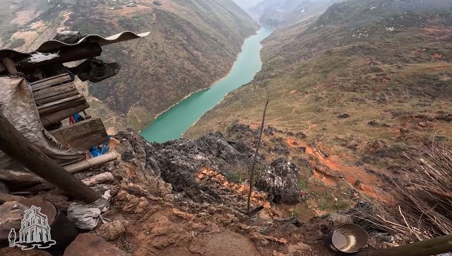 Ngôi nhà nằm trên bờ vực nguy hiểm nhất Việt Nam: Chuồng dê có view Ngôi nhà nằm trên bờ vực nguy hiểm nhất Việt Nam: Chuồng dê có view