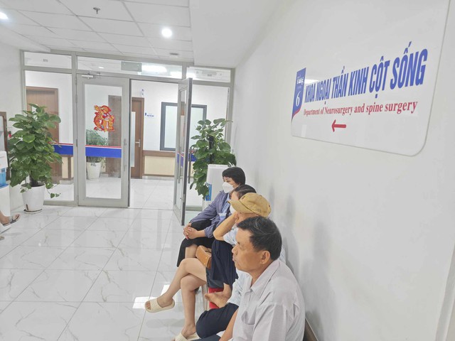 Vụ nữ bác sĩ bị kính rơi vào người: Bác sĩ trực tiếp điều trị nói về khả năng hồi phục- Ảnh 1. Vụ nữ bác sĩ bị kính rơi vào người: Bác sĩ trực tiếp điều trị nói về khả năng hồi phục- Ảnh 1.