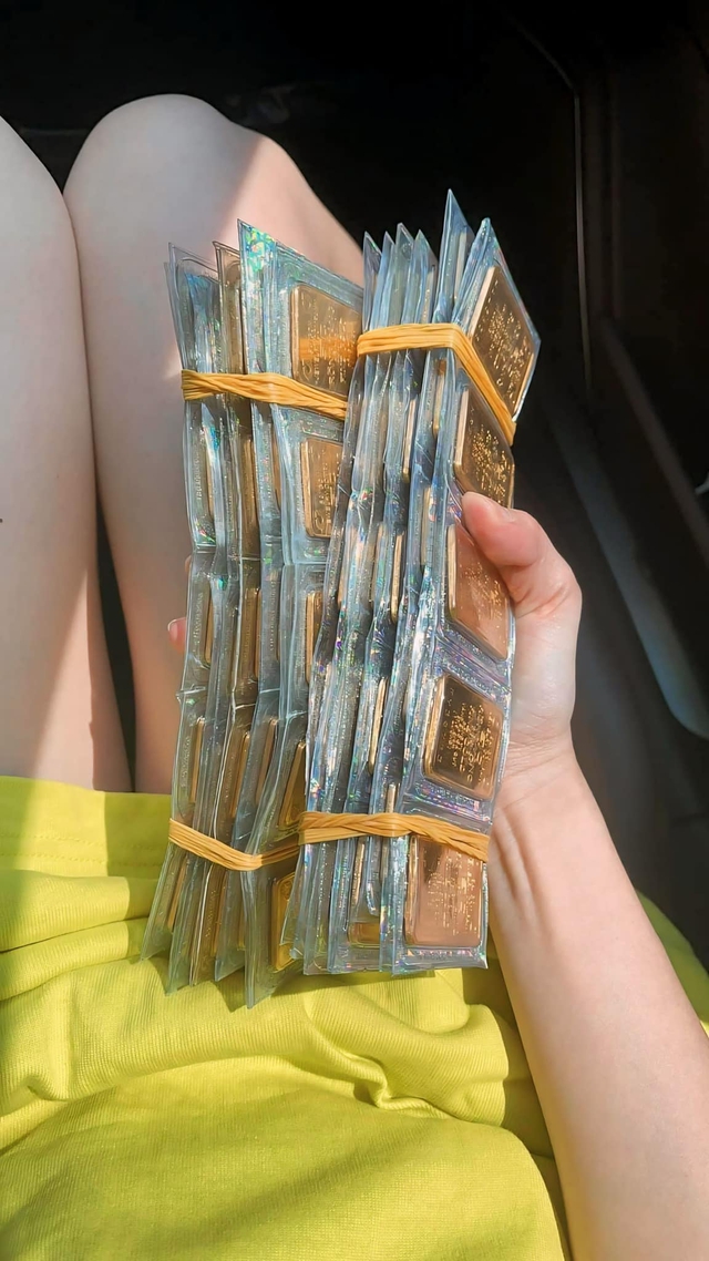 Giá vàng tăng điên loạn, phá đỉnh 92 triệu đồng, nữ đại gia quận 7 Giá vàng tăng điên loạn, phá đỉnh 92 triệu đồng, nữ đại gia quận 7