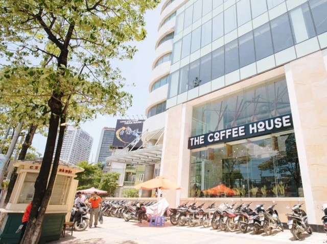 The Coffee House tiết lộ số tiền dự định hỗ trợ ban đầu cho nữ bác sĩ bị kính rơi trúng người- Ảnh 1. The Coffee House tiết lộ số tiền dự định hỗ trợ ban đầu cho nữ bác sĩ bị kính rơi trúng người- Ảnh 1.