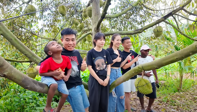 Cậu bé châu Phi chê đặc sản Cậu bé châu Phi chê đặc sản