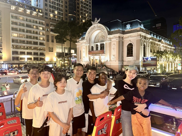 Cậu bé châu Phi chê đặc sản Cậu bé châu Phi chê đặc sản