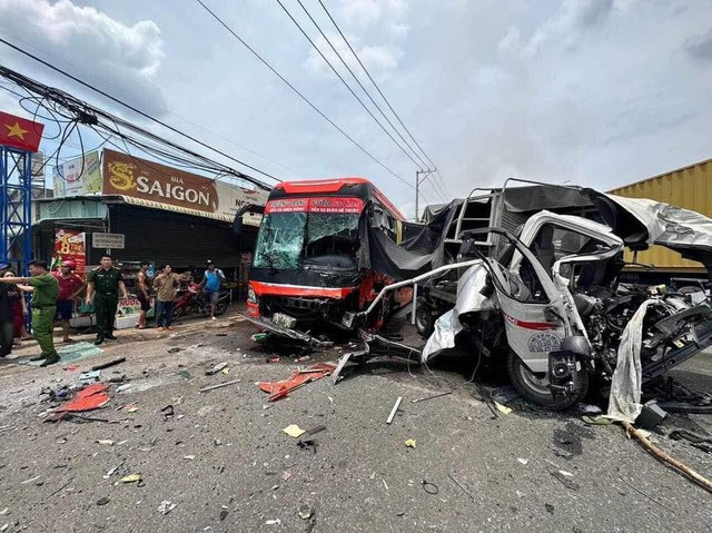 Container bốc cháy dữ dội sau va chạm với 2 xe khác khiến 1 người chết, nhiều người bị thương- Ảnh 1. Container bốc cháy dữ dội sau va chạm với 2 xe khác khiến 1 người chết, nhiều người bị thương- Ảnh 1.