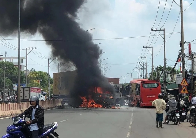 Container bốc cháy dữ dội sau va chạm với 2 xe khác khiến 1 người chết, nhiều người bị thương- Ảnh 2. Container bốc cháy dữ dội sau va chạm với 2 xe khác khiến 1 người chết, nhiều người bị thương- Ảnh 2.