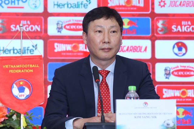 Sau lời cảnh báo tới Công Phượng, HLV Kim Sang-sik sắp làm điều giống ông Troussier?- Ảnh 1.