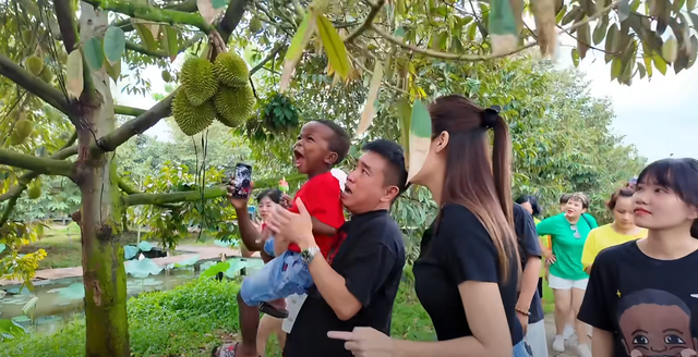 Cậu bé châu Phi chê đặc sản Cậu bé châu Phi và màn phản ứng bất ngờ với sầu riêng