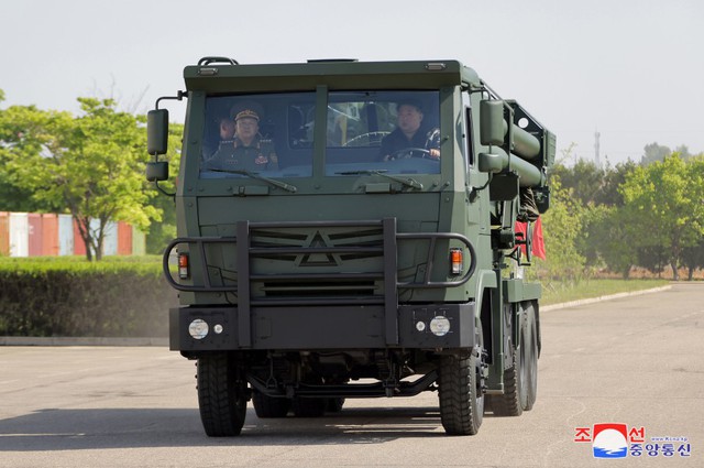 Ông Kim Jong Un trổ tài thiện xạ 