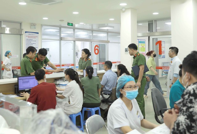 Hơn 300 công nhân ở Vĩnh Phúc nghi bị ngộ độc sau bữa ăn trưa- Ảnh 1. Hơn 300 công nhân ở Vĩnh Phúc nghi bị ngộ độc sau bữa ăn trưa- Ảnh 1.