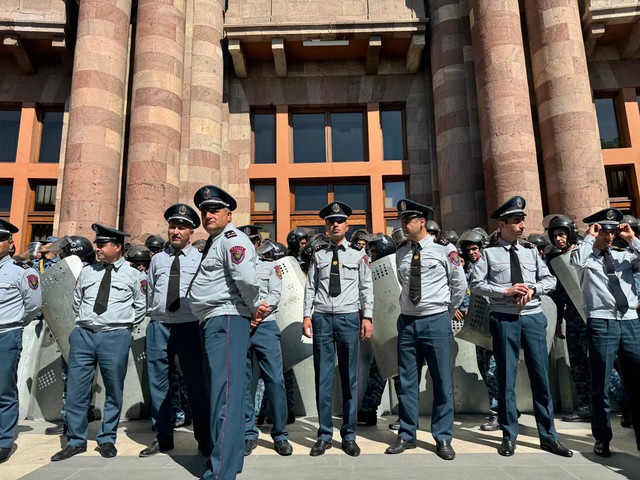 Nga vừa rút quân, Armenia hỗn loạn: 30.000 người vây ép Thủ tướng chống Nga từ chức- Ảnh 6. Nga vừa rút quân, Armenia hỗn loạn: 30.000 người vây ép Thủ tướng chống Nga từ chức- Ảnh 6.