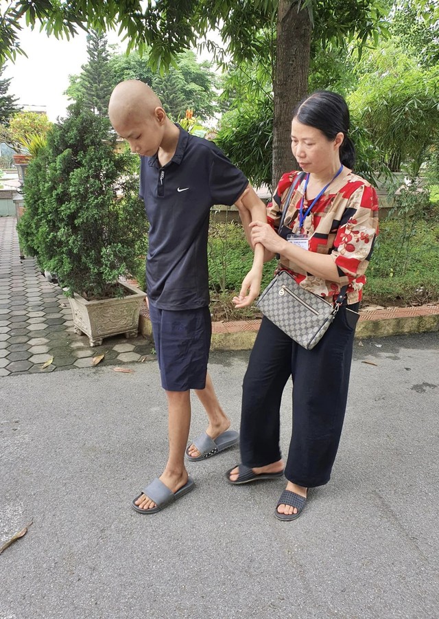 Sau cú ngã tình cờ phát hiện ung thư, cậu bé 15 tuổi quyết không điều trị vì lý do xúc động- Ảnh 1. Sau cú ngã tình cờ phát hiện ung thư, cậu bé 15 tuổi quyết không điều trị vì lý do xúc động- Ảnh 1.