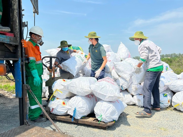 Tập đoàn lúa gạo nợ nông dân 160 tỷ, lỗ quý 1 gần 100 tỷ, 18 tháng trước nhận gói tín dụng 100 triệu USD- Ảnh 1. Tập đoàn lúa gạo nợ nông dân 160 tỷ, lỗ quý 1 gần 100 tỷ, 18 tháng trước nhận gói tín dụng 100 triệu USD- Ảnh 1.