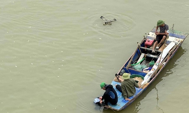 Rộ tin đồn hai nữ sinh nhảy cầu ở Bắc Ninh bị cấm thi lớp 10 nên nghĩ quẩn, Phòng Giáo dục nói gì?- Ảnh 1. Rộ tin đồn hai nữ sinh nhảy cầu ở Bắc Ninh bị cấm thi lớp 10 nên nghĩ quẩn, Phòng Giáo dục nói gì?- Ảnh 1.