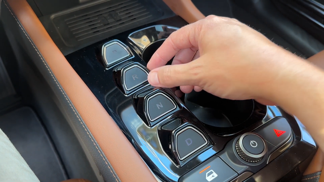 Youtuber gần 5 triệu lượt theo dõi lái VF 8 rồi 'chốt': Hyundai, KIA có khởi đầu tệ, VinFast làm tốt hơn- Ảnh 9. Youtuber gần 5 triệu lượt theo dõi lái VF 8 rồi 'chốt': Hyundai, KIA có khởi đầu tệ, VinFast làm tốt hơn- Ảnh 9.