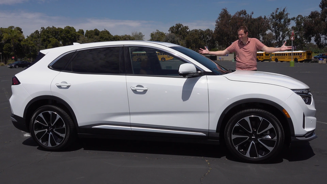 Youtuber gần 5 triệu lượt theo dõi lái VF 8 rồi 'chốt': Hyundai, KIA có khởi đầu tệ, VinFast làm tốt hơn- Ảnh 1. Youtuber gần 5 triệu lượt theo dõi lái VF 8 rồi 'chốt': Hyundai, KIA có khởi đầu tệ, VinFast làm tốt hơn- Ảnh 1.