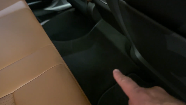 Youtuber gần 5 triệu lượt theo dõi lái VF 8 rồi 'chốt': Hyundai, KIA có khởi đầu tệ, VinFast làm tốt hơn- Ảnh 12. Youtuber gần 5 triệu lượt theo dõi lái VF 8 rồi 'chốt': Hyundai, KIA có khởi đầu tệ, VinFast làm tốt hơn- Ảnh 12.