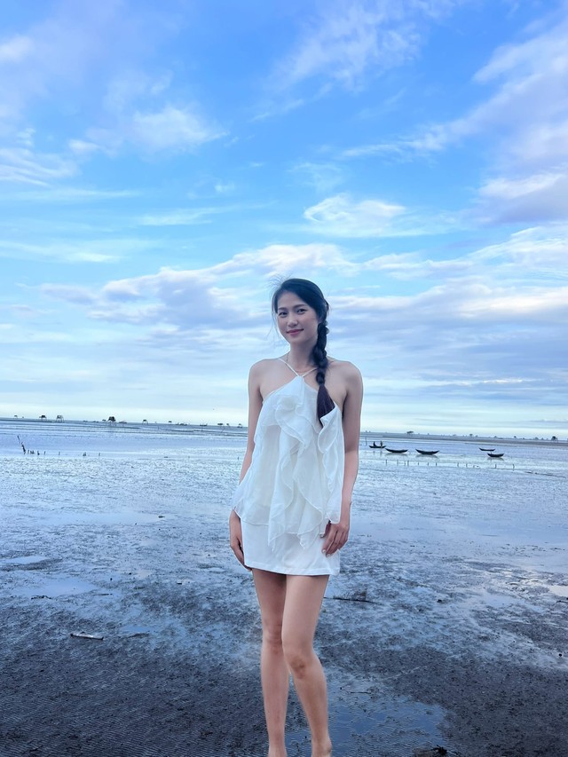 Hoa khôi bóng chuyền 22 tuổi: Chân dài miên man, gương mặt giống Hương Tràm- Ảnh 3. Hoa khôi bóng chuyền 22 tuổi: Chân dài miên man, gương mặt giống Hương Tràm- Ảnh 3.