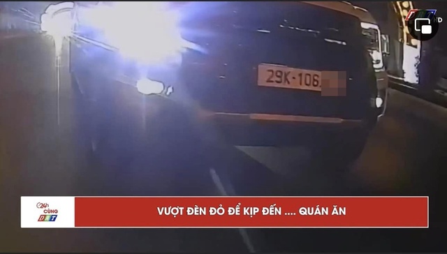 Ô tô bán tải đâm sập tường nhà dân: Từng "bị nhắc nhở" vì vượt đèn đỏ để kịp tới quán ăn- Ảnh 1. Ô tô bán tải đâm sập tường nhà dân: Từng "bị nhắc nhở" vì vượt đèn đỏ để kịp tới quán ăn- Ảnh 1.