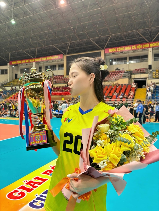 Hoa khôi bóng chuyền 22 tuổi: Chân dài miên man, gương mặt giống Hương Tràm- Ảnh 2. Hoa khôi bóng chuyền 22 tuổi: Chân dài miên man, gương mặt giống Hương Tràm- Ảnh 2.