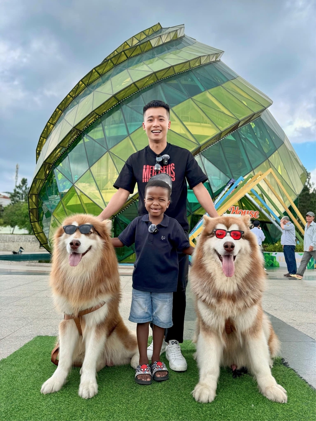 Được đại gia Đà Lạt tặng lô đất 140m2, Quang Linh Vlogs có câu trả lời khiến nhiều người phải nể- Ảnh 3. Được đại gia Đà Lạt tặng lô đất 140m2, Quang Linh Vlogs có câu trả lời khiến nhiều người phải nể- Ảnh 3.